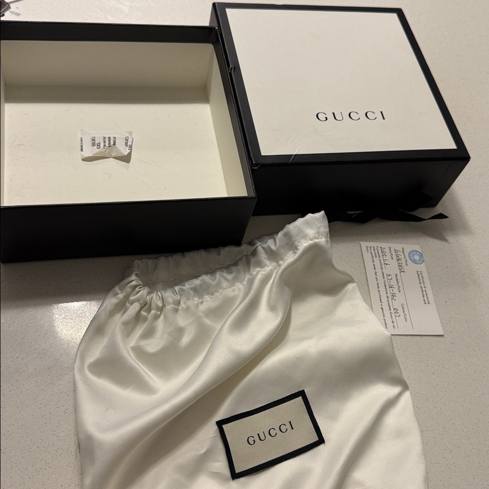 Gucci Black Leather Belt with Gold Emblem - Picture 10 of 11